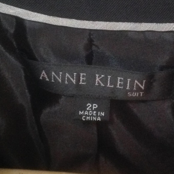 Anne Klein suit jacket. Size 2P - Picture 2 of 2